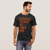 舌が私のファートボックスをパンチ Tシャツ (正面フル)