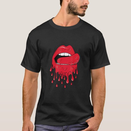 舌が赤く溶ける唇をなめる Tシャツ (正面)