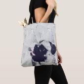 舌のアートノート上の蝶と幾何学的なパグ トートバッグ (クローズアップ)