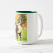 舌を出した雄のエルク ツートーンマグカップ (正面右)