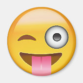 舌を出して目をウィンクする顔絵文字 マグネット (正面)