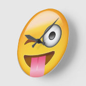 舌を出して目をウィンクする顔絵文字 ラウンド壁時計 (傾斜)