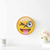 舌を出して目をウィンクする顔絵文字 ラウンド壁時計 (ホーム)