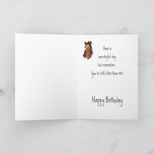 舌を突き出ているより古い姉妹の誕生日の馬 カード (内部)