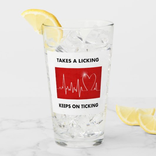 舐めることを取ります-カチカチ音をたて続けます タンブラーグラス