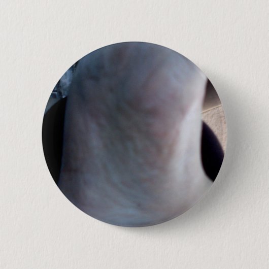 舐める足 缶バッジ (正面)