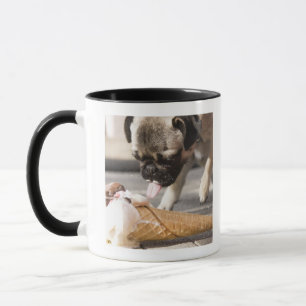 舗装からのアイスクリームを食べている犬 マグカップ