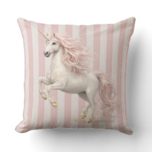 舞い踊るユニコーンの流れるようなピンクのたてがみ