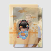 舞妓こけしの可愛い日本の芸者イエローインサート ベラム紙招待状 (オフセット (カップル))