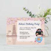 舞妓こけし人形 – かわいい芸者の誕生日パーティー 招待状 (スタンド正面)