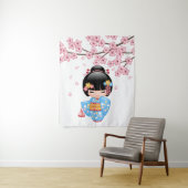 舞妓こけし人形 – 青い着物芸者ガール タペストリー (インサイチュ)