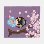 舞妓こけし人形 – 青い着物芸者ガール フリースブランケット (正面(横))