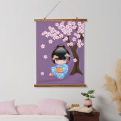 舞妓こけし人形 – 青い着物芸者ガール 吊り下げ型タペストリー (寝室)