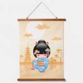 舞子こけし人形 – かわいい日本の芸者ガール 吊り下げ型タペストリー (正面)