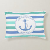 航海のいかりブルーティール(緑がかった色)ストライプファミリーモノグラム アクセントクッション (正面)