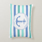 航海のいかりブルーティール(緑がかった色)ストライプファミリーモノグラム アクセントクッション (裏面(縦))