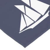 航海のでエレガントで白いヨット及び濃紺 ショートテーブルランナー (コーナー)