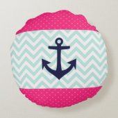 航海のなピンクの白く真新しいシェブロンのいかりパターン ラウンドクッション (裏面)