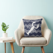 航海のロブスターネイビーブルーホワイトウェーブストライプ クッション (椅子)