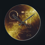 航海者のゴールドレコード ラウンド壁時計<br><div class="desc">各航海者の宇宙探査機はどちらかの宇宙船が他の太陽系からの知性があるな人生の型枠によってあれば金張りの視聴覚ディスクを運びます。 ディスクは地球およびlifeformsの範囲、話された挨拶および人々(例えば国際連合そして米国大統領の事務総長、および惑星の地球の子供)からの科学情報のメドレーの写真を含んでいる、"海岸で、およびモーツァルトおよびチャック・ベリーの"ジョニーB. Goode"によって仕事を含む地球音楽のコレクション、壊れるクジラ、ベビーの泣き叫び、波の音を地球の音"運びます。</div>