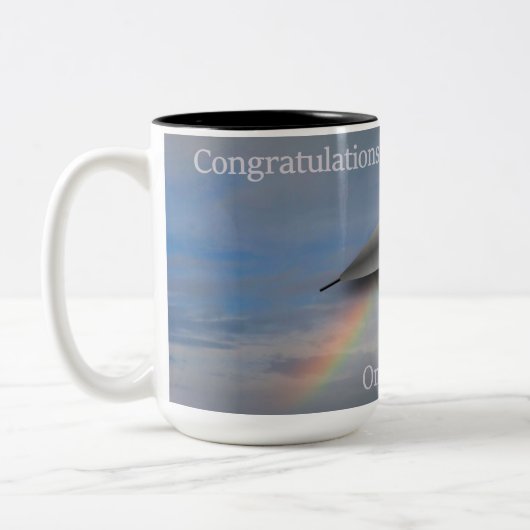 航空学校からの卒業 ツートーンマグカップ (左)