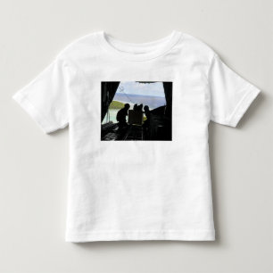 航空従事者が寄付品のパレットを押し出す トドラーTシャツ