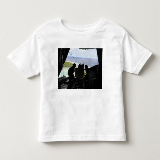 航空従事者が寄付品のパレットを押し出す トドラーTシャツ (正面)