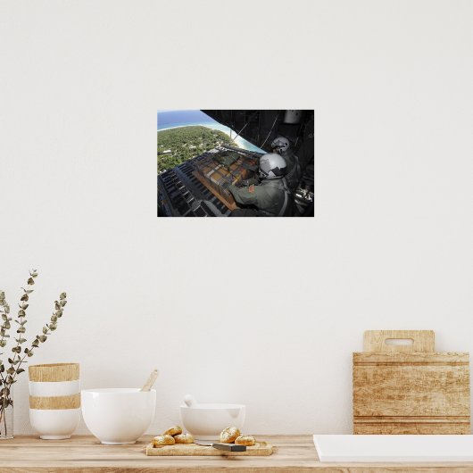 航空従事者が寄付品のパレットを押し出す ポスター (キッチン)