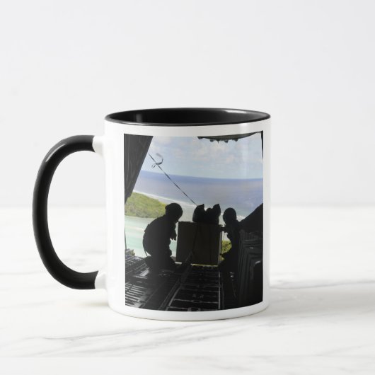 航空従事者が寄付品のパレットを押し出す マグカップ (左)