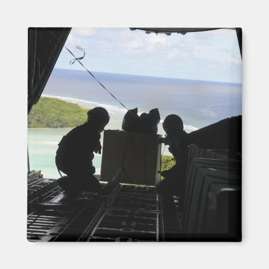 航空従事者が寄付品のパレットを押し出す マグネット (正面)