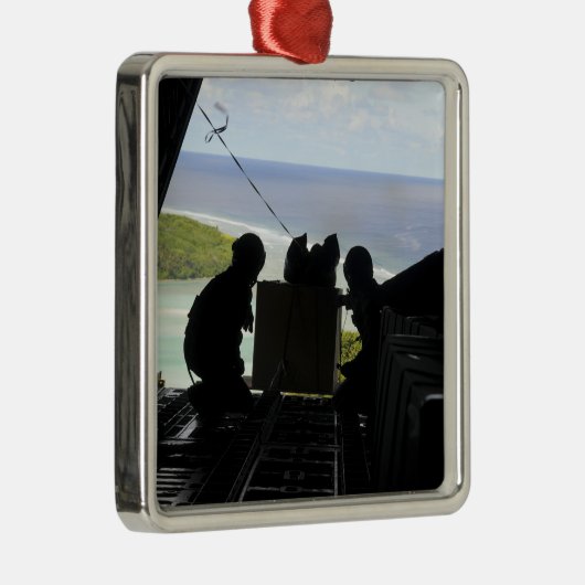 航空従事者が寄付品のパレットを押し出す メタルオーナメント (右)