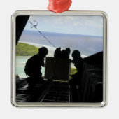 航空従事者が寄付品のパレットを押し出す メタルオーナメント (正面)