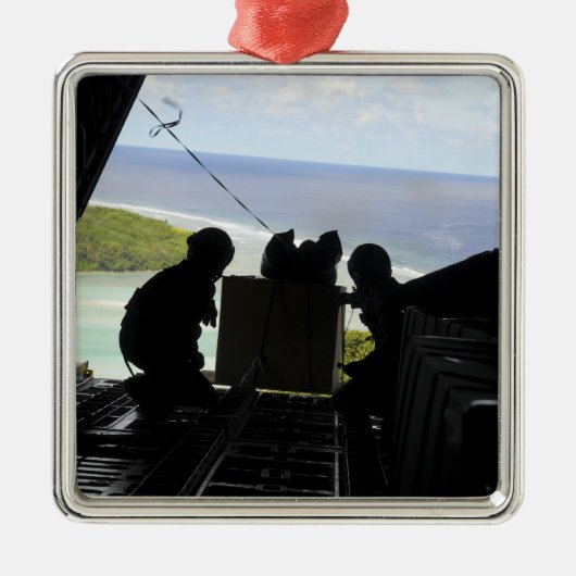 航空従事者が寄付品のパレットを押し出す メタルオーナメント (正面)