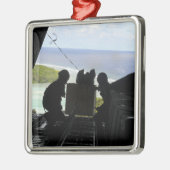 航空従事者が寄付品のパレットを押し出す メタルオーナメント (左)