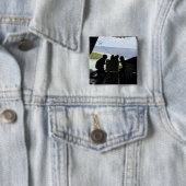 航空従事者が寄付品のパレットを押し出す 缶バッジ (インサイチュ)