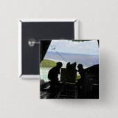 航空従事者が寄付品のパレットを押し出す 缶バッジ (正面&裏面)