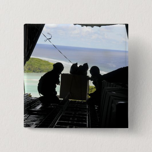 航空従事者が寄付品のパレットを押し出す 缶バッジ (正面)