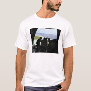 航空従事者が寄付品のパレットを押し出す Tシャツ