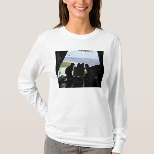 航空従事者が寄付品のパレットを押し出す Tシャツ (正面)