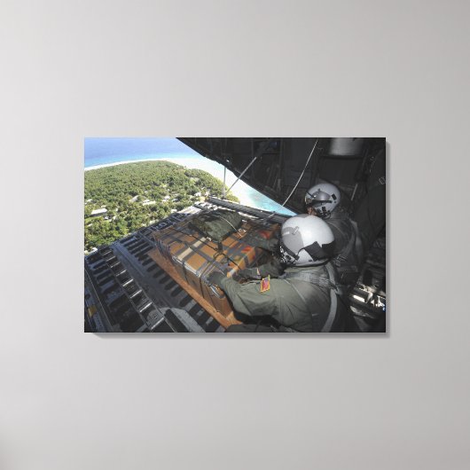 航空従事者は寄贈品のパレットを押し出す2 キャンバスプリント (正面)