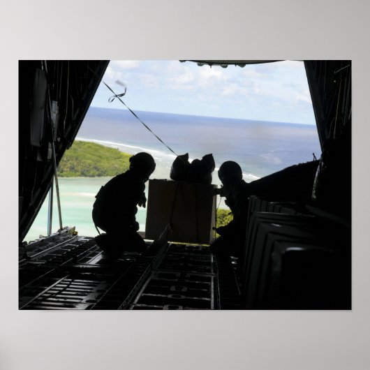 航空従事者は寄贈品のパレットを押し出す2 ポスター (正面)