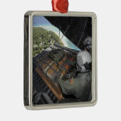 航空従事者は寄贈品のパレットを押し出す2 メタルオーナメント (右)