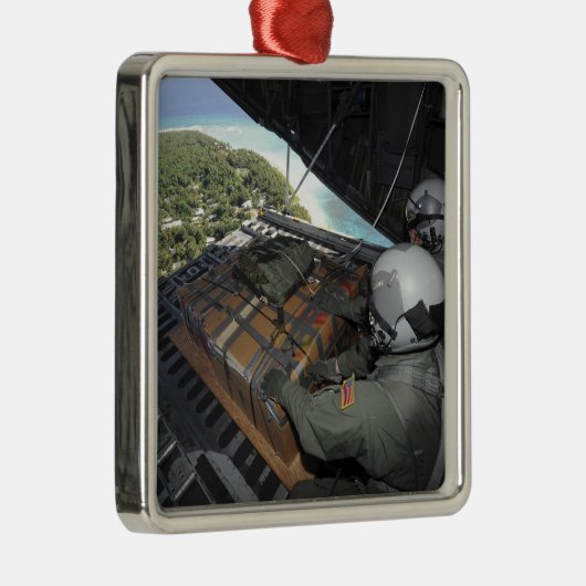 航空従事者は寄贈品のパレットを押し出す2 メタルオーナメント (右)