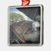 航空従事者は寄贈品のパレットを押し出す2 メタルオーナメント (左)