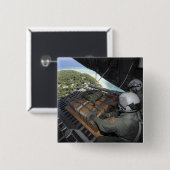 航空従事者は寄贈品のパレットを押し出す2 缶バッジ (正面&裏面)