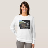 航空従事者は寄贈品のパレットを押し出す2 Tシャツ (正面フル)