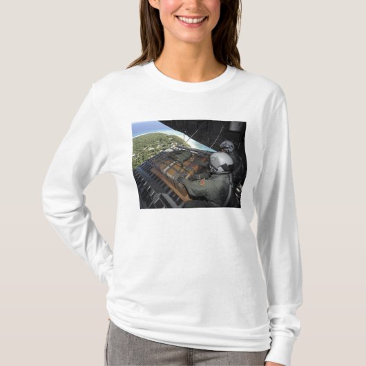 航空従事者は寄贈品のパレットを押し出す2 Tシャツ (正面)