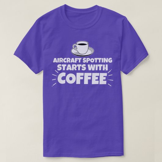 航空機のスポッティングはコーヒーで始まおもしろいる Tシャツ (デザイン正面)