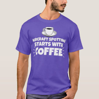 航空機のスポッティングはコーヒーで始まおもしろいる Tシャツ