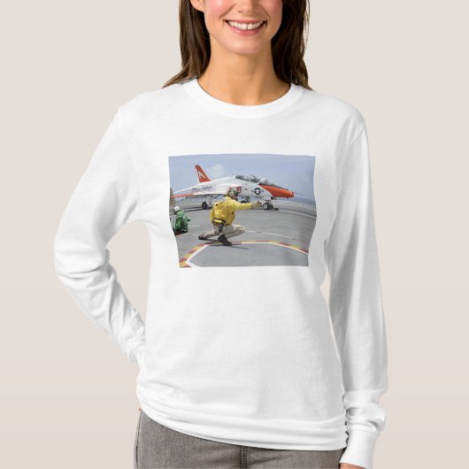 航空機キャリアに搭乗する射手 Tシャツ (正面)
